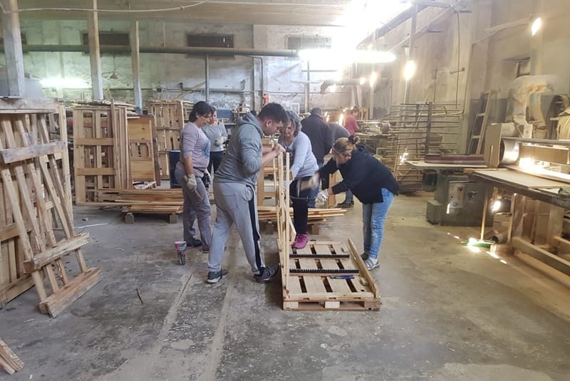 Fabrican muebles modulares con pallets reciclados