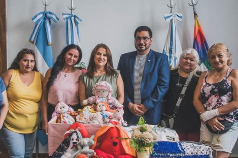 Fabrican sillitas y cunitas destinadas a centros de desarrollo infantil locales