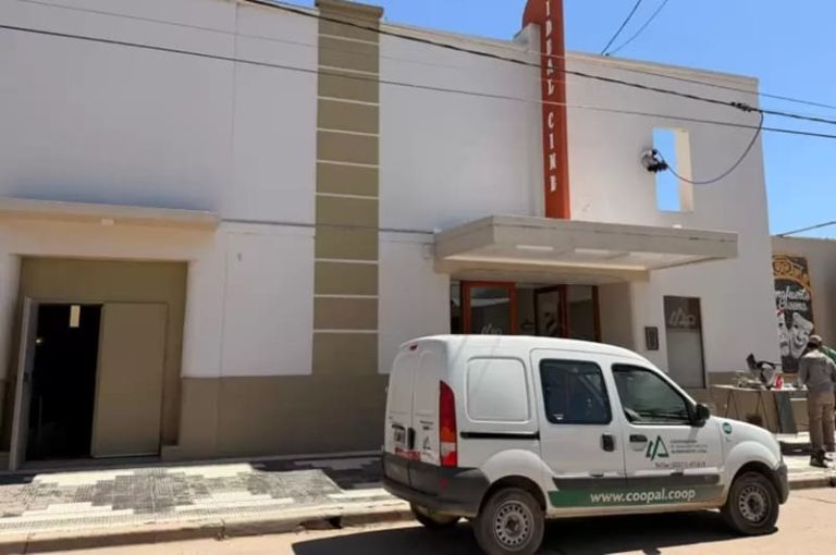 Instalaron pantalla digital para retomar proyección de películas