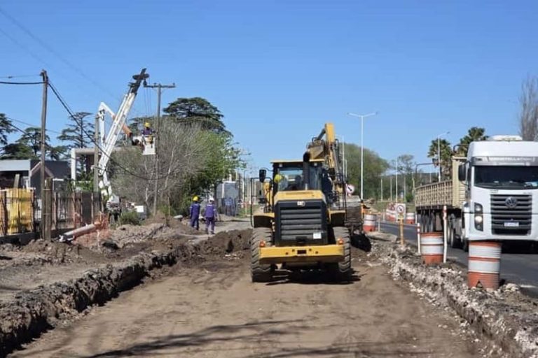 Ejecutan tendido eléctrico subterráneo hacia parques industriales