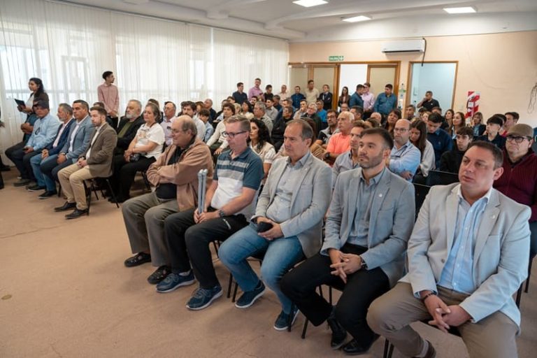 Homenajearon a jubilados y trabajadores con 25 años