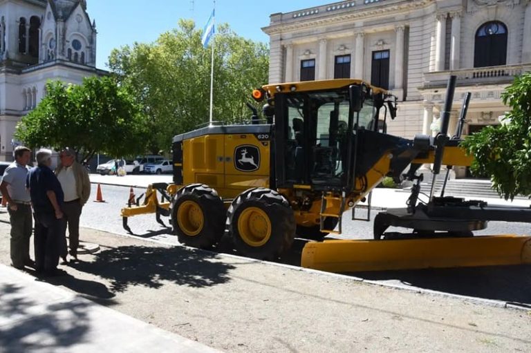 Presentaron una motoniveladora cero kilómetro