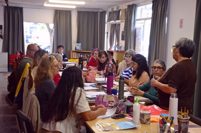 Capacitan a bibliotecarias de 9 localidades pampeanas para reparar libros dañados