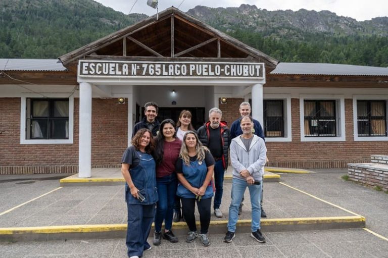 Conectan con fibra óptica a tres establecimientos educativos de Lago Puelo
