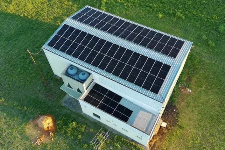 Construyen un parque solar y una fábrica de postes