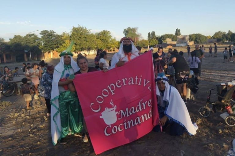 Entregan raciones a 150 personas por semana