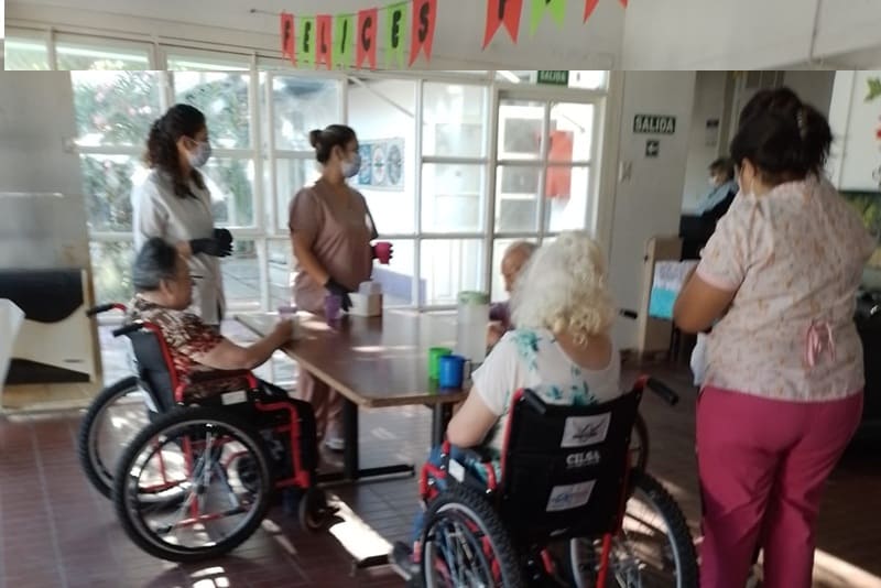 Forman cuidadores para personas mayores