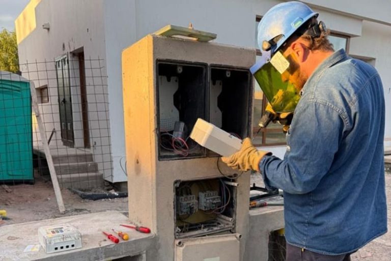 Instalan más de un centenar de medidores inteligentes