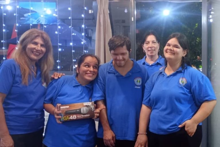 Jóvenes con discapacidad gestionan y se capacitan en un bar escuela