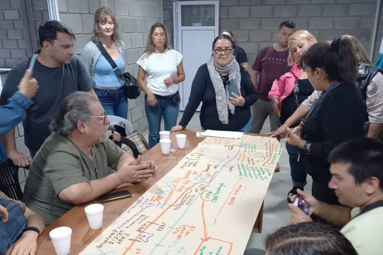 Enseñan oficios a jóvenes del barrio