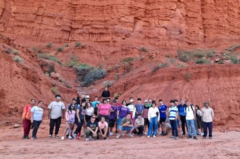 Construyen un refugio turístico con técnicas de adobe