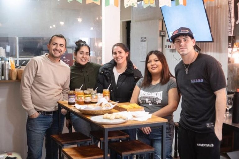 Cruzan la cordillera para proveerse de mozzarella y fiambres