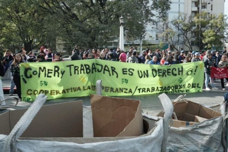 Recuperadores urbanos sostienen ventas pese al derrumbe de precios
