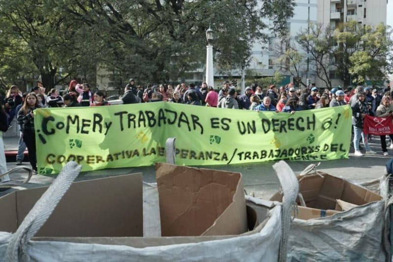 Recuperadores urbanos sostienen ventas pese al derrumbe de precios