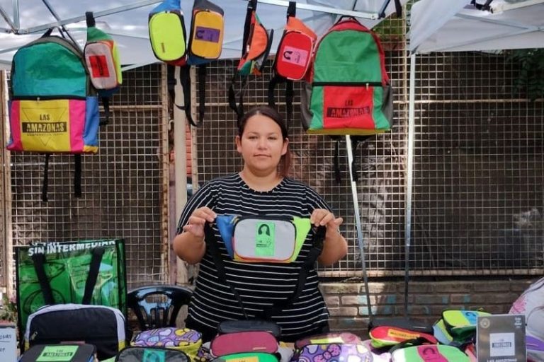 Transforman paraguas descartados en mochilas y riñoneras