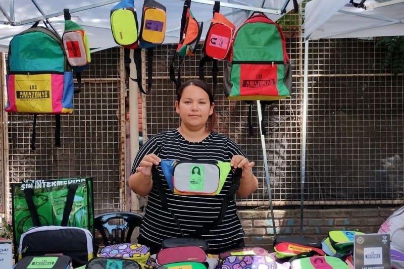 Transforman paraguas descartados en mochilas y riñoneras
