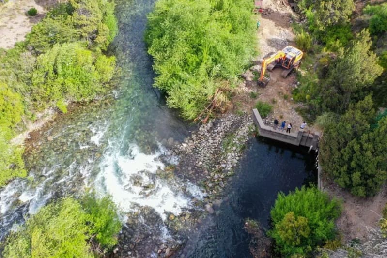 Inician tareas para recuperar el canal que abastece agua