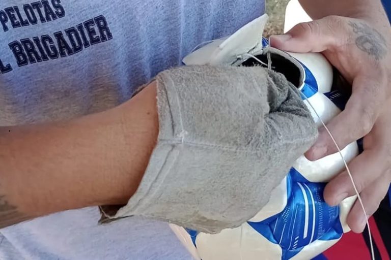 Fabrican pelotas resistentes para el fútbol barrial