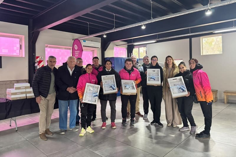 Las enseñas patrias flamean en los centros deportivos