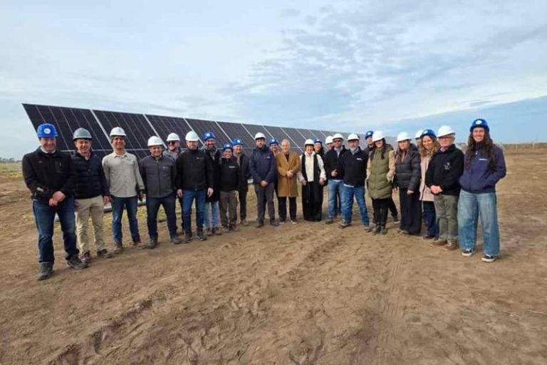 Montaron los primeros paneles solares en el parque fotovoltaico de General Pico