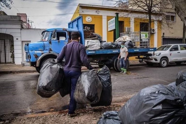 Recuperan residuos y eliminan basurales en barrios populares