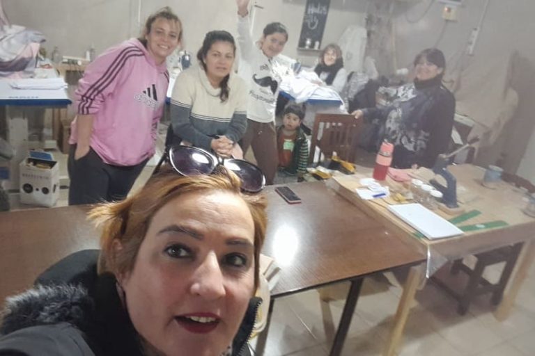 Suman clientes y fortalecen su producción de ropa laboral