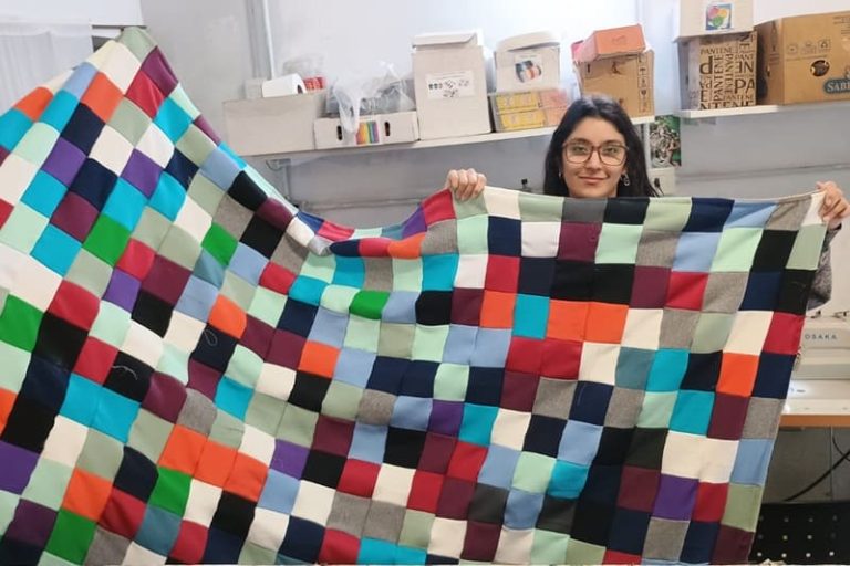 Confeccionan acolchados con retazos para aprovechar materiales textiles