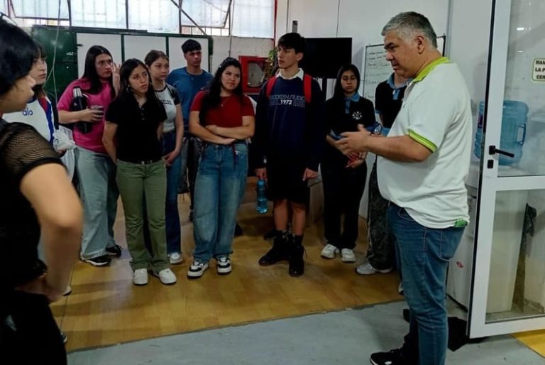 Brindan capacitaciones comerciales y de gestión junto a una universidad