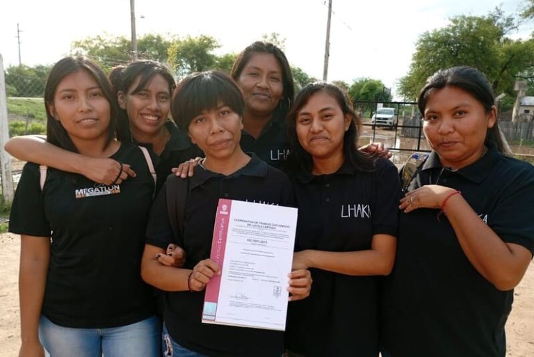 Comunidad wichí confecciona prendas de indumentaria laboral y de moda