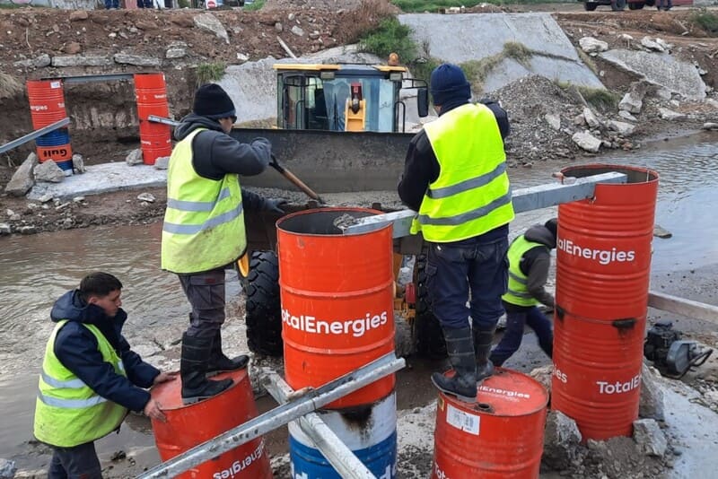 Construyen infraestructura urbana con mano de obra y recursos locales