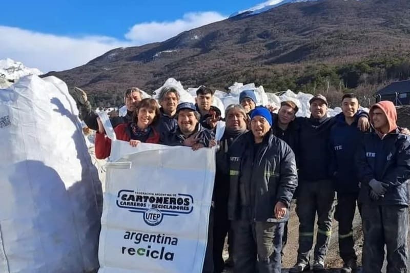 Exportan fardos de celulosa e insumos plásticos al continente