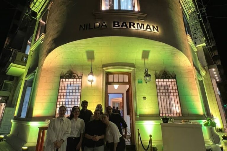 Mantienen un restaurante con parrilla y viandas frente a la caída del consumo