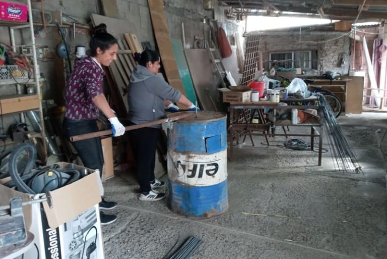 Mujeres se forman en albañilería y participan en obras hoteleras