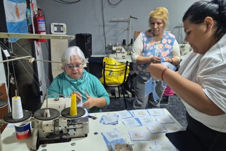 Reciclan uniformes fabriles y capacitan jóvenes en escuelas rosarinas