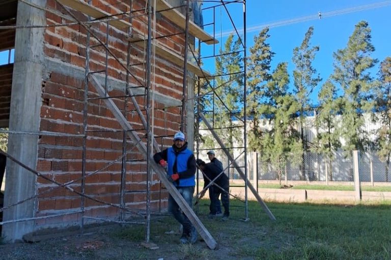 Resisten la crisis de la obra pública con un nuevo proyecto comercial