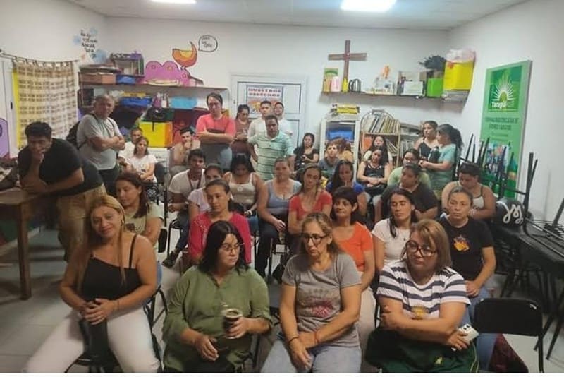 Mantienen servicios en escuelas y edificios frente a la competencia informal